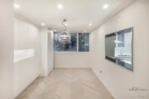 오픈 주방창과 디자인 조명이 돋보이는 모던 다이닝